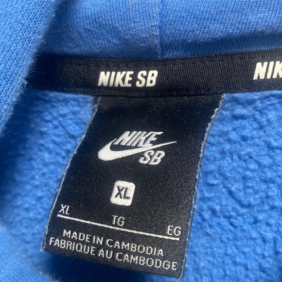 Nike SB sweatshirt. Size extra large. Just has a little bleach stain - Picture 3 of 6